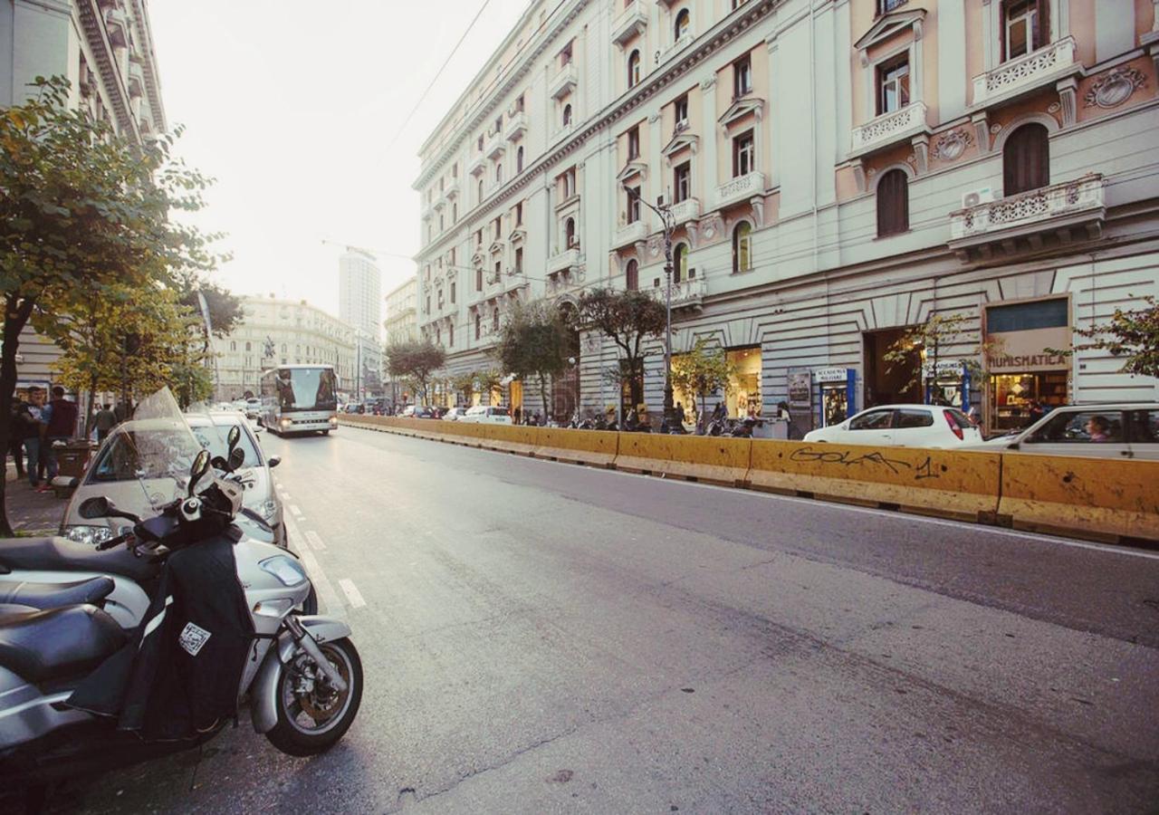 نابولي فندق المبيت والإفطار أتموسفيره ديل شنترو ستوريكو المظهر الخارجي الصورة